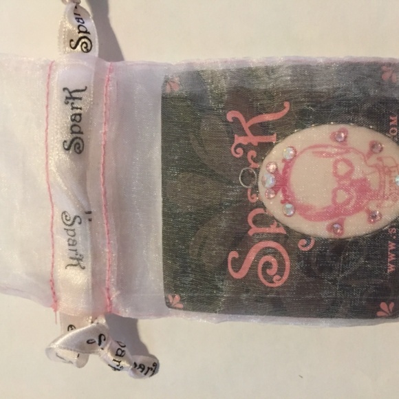 Spark design pink skull pendant - Picture 4 of 6